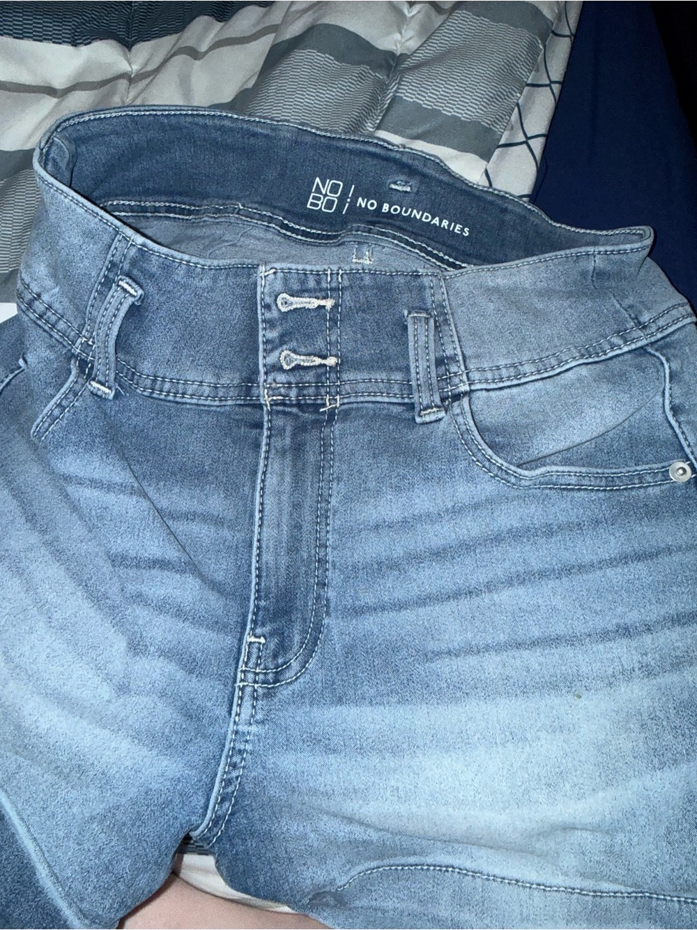 No Boundaries Women's Light Wash Blue Denim shorts